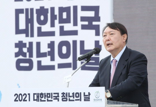 지난 11월6일 윤석열 국민의힘 대선 후보가 서울 송파구 올림픽공원 평화의광장에서 열린 제5회 대한민국 청년의 날 기념식에서 축사하고 있다.연합뉴스